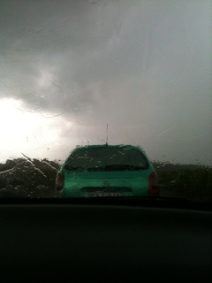 先日の豪雨中、仕事一時中断して車待機！