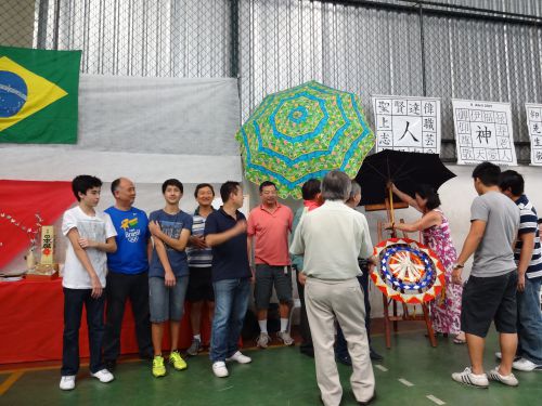 「傘寿」のお誕生日会で会場に飾られた傘