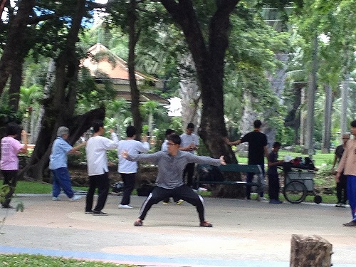 ルンピニー公園で太極拳をする人たち