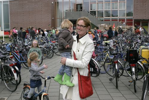 子どもが下校したら、さっさと帰宅、という親も多い。