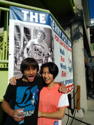 ポスターの前で記念撮影も恒例。