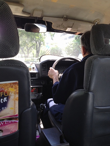 写真じゃちょっとわかりにくいけど、これが汚いタクシーで…