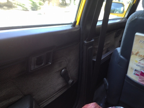 内装は全体的にすすけています