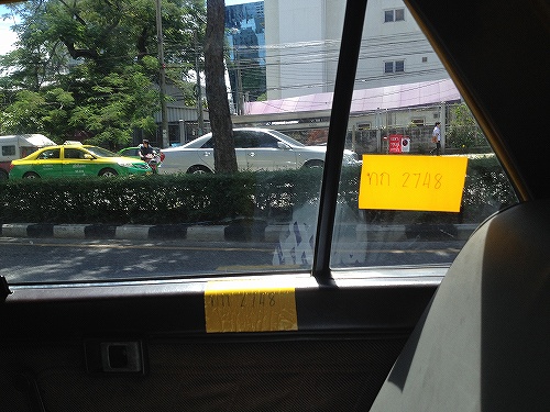 通常はプレートですが、こちらは手書きの車内ナンバー