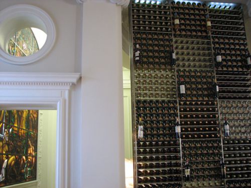 内装はまるで美術館のよう