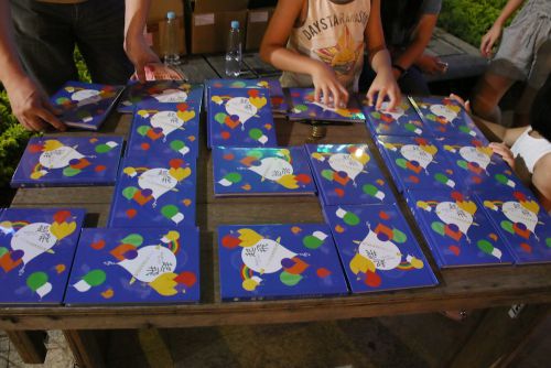 会場割引価格の350元（約1,262円）がCDによって書かれています