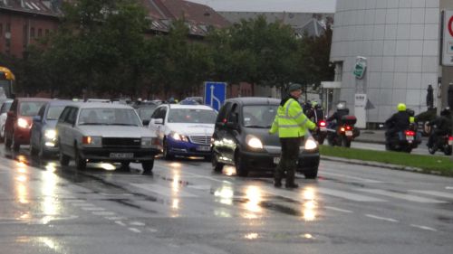 道路の一時通行止めも警察が協力