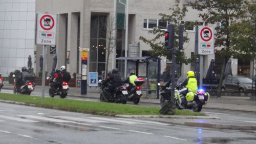 最後尾は警察のバイクが付きます。