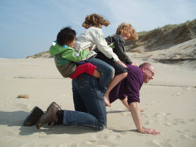 ママがくつろいでいる間、パパが子守りをするのは当たり前。