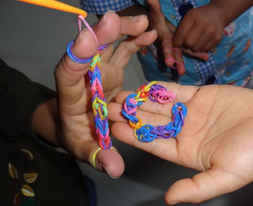 流行している編みゴムアクセサリー