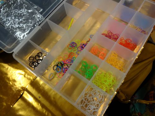 編みゴムの素材を色分けして収めた箱