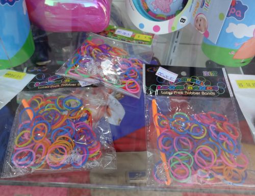 袋に入った編みゴムアクセサリーのセット