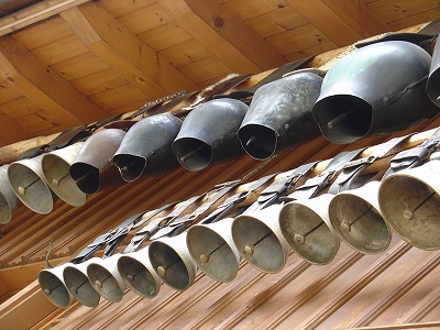 カウベルの種類もいろいろ。酪農業従事者の家屋軒下にはこんなにたくさんのカウベルが！