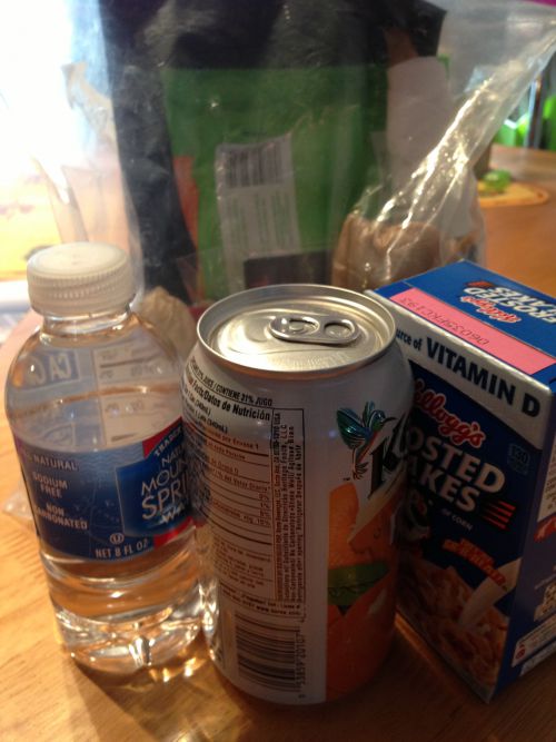 食品だけ替えた今年の防災キット。水を含む基本的な食事は学区が出してくれることになっています