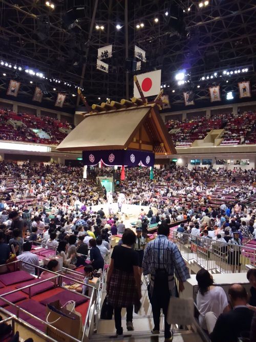 枡席ってこんな風になってるんですね。大にぎわい。