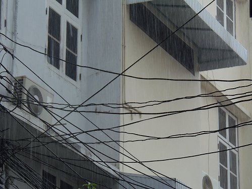 ゆるゆるの電線にうちるける雨