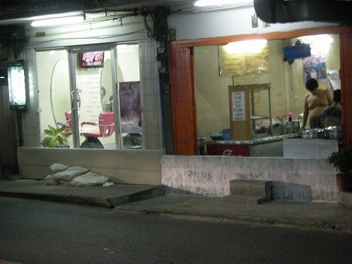 入り口が道路よりも低い民家や店ではコンクリート壁は必須だったのかも