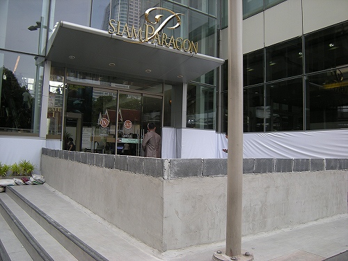 お洒落なショッピングセンターもこの通り　無粋だけど仕方ない？