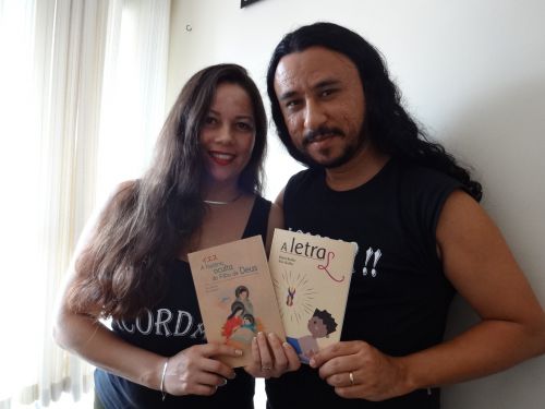 著書を持つアレック・ロファーさん(右)とハケル・ロファーさん（左）