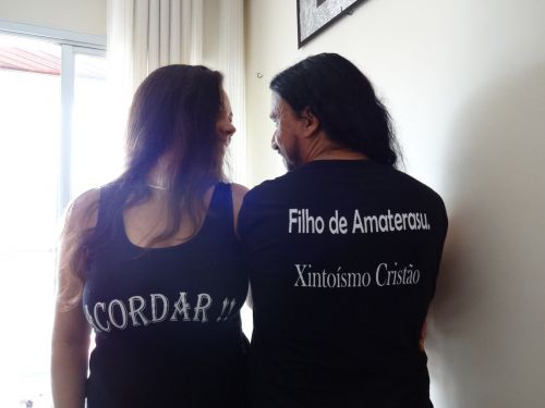 背中に「アマテラスの息子」「キリストの神道」の意味するポルトガル語が書かれた服。前には日本と世界に対して「立ち上がれ！」を意味するポルトガル語が記されている