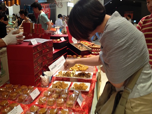 月餅を試食中の女性