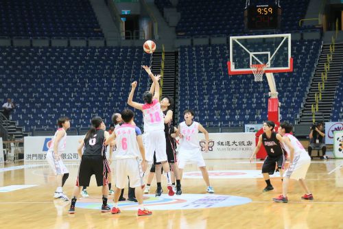 準決勝の山形大学VS台北市立大學　チップオフの様子