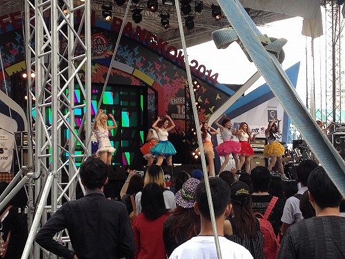 ステージ上ではキュートなダンスを披露中