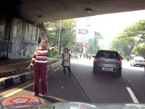 道端で「１」を示して立っています。ヒッチハイクのようですが･･･？