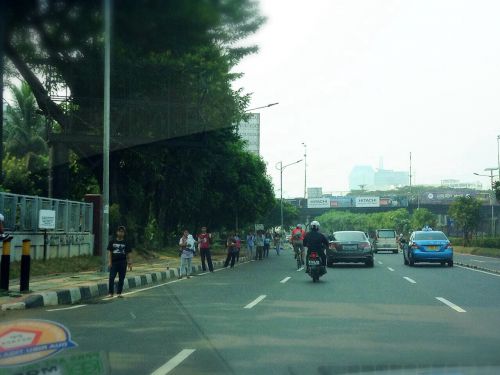 道端にずらっと並ぶ「ジョッキー」