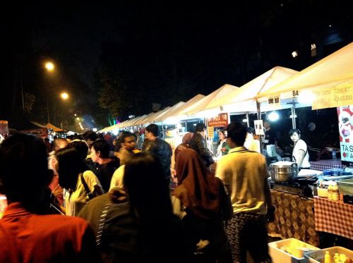 バンドンのどこかに出現する屋台村は月に2回、18:00〜24:00で開催されます