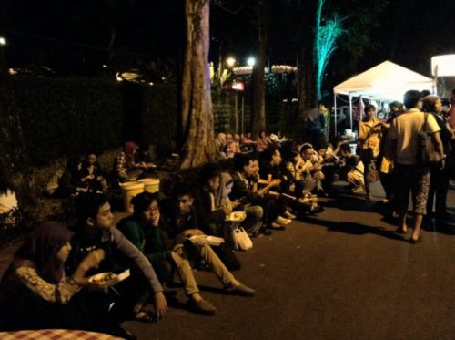 Malam mingguは「恋人たちの時間」でもあり、多くの若いカップルが屋台の味を楽しんでいました