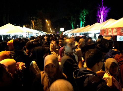 夜8時ごろにはこの賑わい！歩くのもままなりませんでした