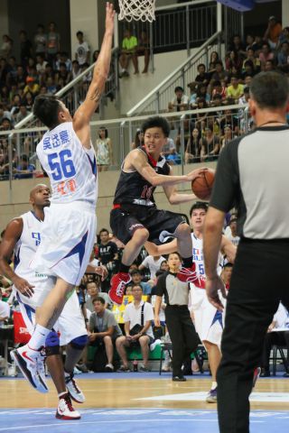 ゴール下でも大柄の選手に囲まれても果敢に向かっていきます