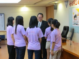 休憩中、講師の張煕懐（ジャン・シーフアイ）検察官に質問する受講生たち