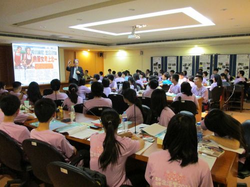 セミナー中の様子　参加者はお揃いのTシャツを着ています