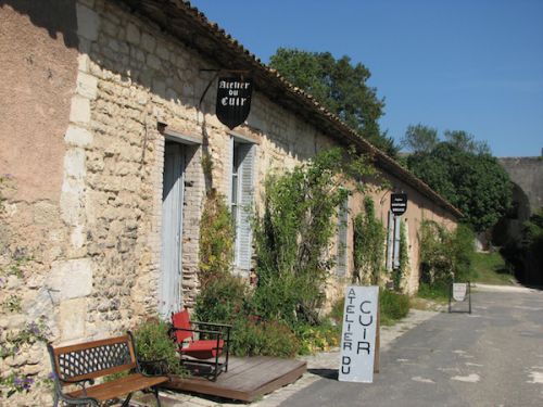 各ドアはそれぞれのアトリエに入る入り口です