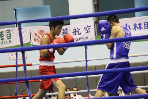 男子フライ級決勝の様子　左は中野幹士（なかの　みきと）
