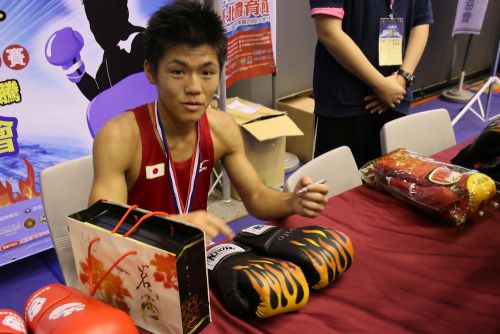 表彰式後は練習用グローブにサイン