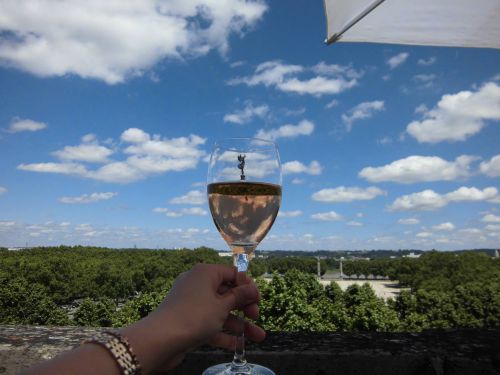 晴れた日にテラスでロゼワイン