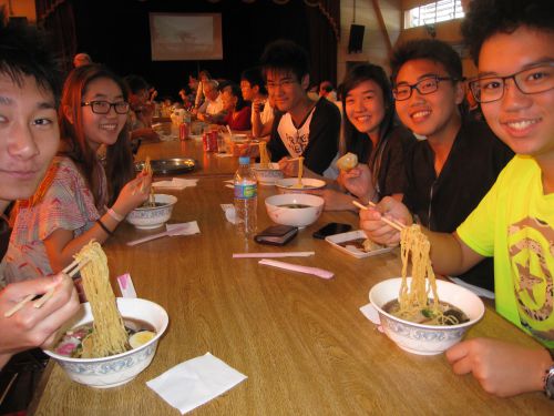 ブラジルで若者に人気が高いラーメン(ブラジル北海道協会の「ラーメン祭り」で)