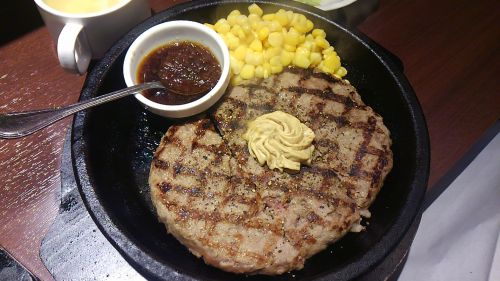 鉄板がうまるほどの大きなハンバーグ