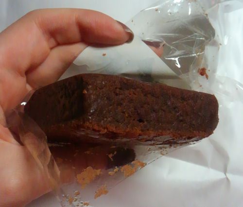 包みを開けると、ずっしりと濃厚です。