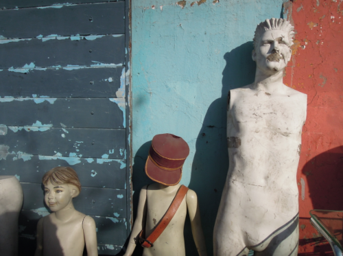 壊れたマネキンもなんのその、絶賛販売中！