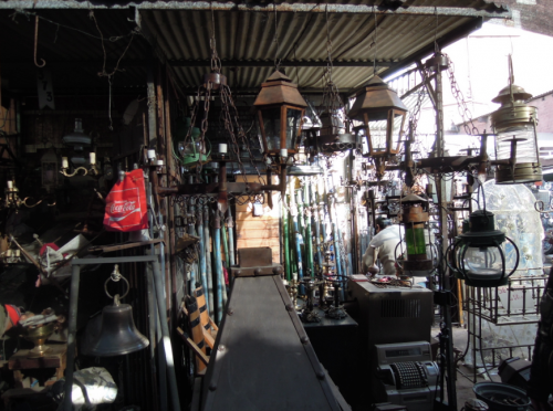 鉄製のアンティークを取り扱う店には、様々なランプなどが販売されています。