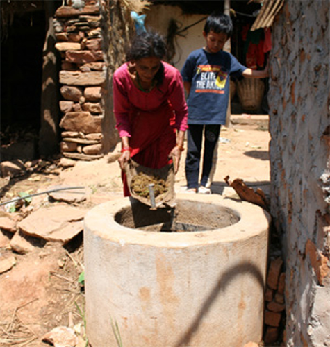 穴の中に放り込んで。