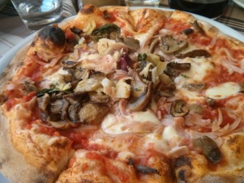 ピザ・カプリチョーサ