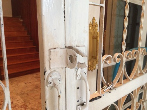 壊された鍵穴はそのまま。ペイントも酷い仕上がり