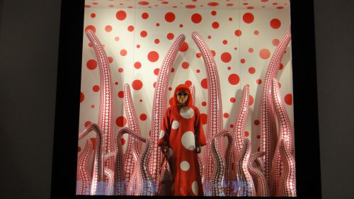 草間彌生さんの人形　実物大で迫力あります。