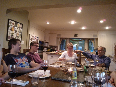 サンクスギビングやクリスマス、イースターと家族の集まりでもアルコールが登場しますが