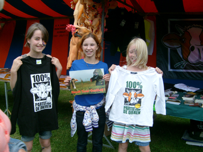 ｢動物愛護党｣のシャツを手に持ち、イベントに参加する子どもたち。